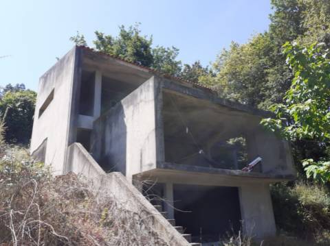 Terreno com Moradia Inacabada em Anais - Ponte de Lima