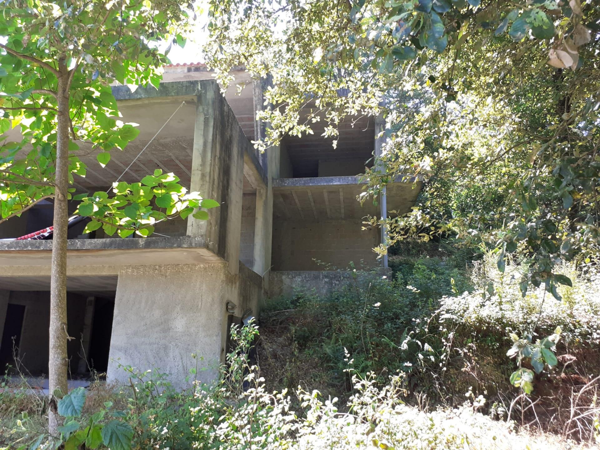 Terreno com Moradia Inacabada em Anais - Ponte de Lima