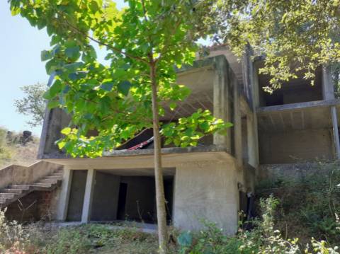 Terreno com Moradia Inacabada em Anais - Ponte de Lima