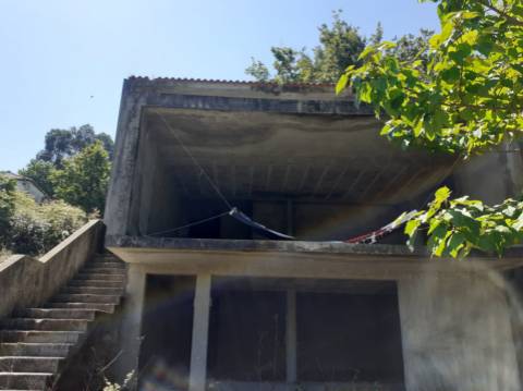 Terreno com Moradia Inacabada em Anais - Ponte de Lima