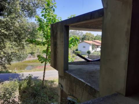Terreno com Moradia Inacabada em Anais - Ponte de Lima