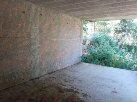 Terreno com Moradia Inacabada em Anais - Ponte de Lima