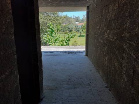 Terreno com Moradia Inacabada em Anais - Ponte de Lima