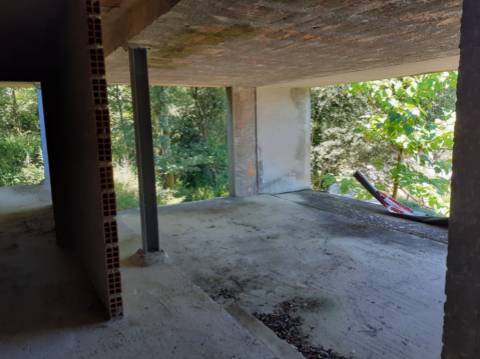 Terreno com Moradia Inacabada em Anais - Ponte de Lima