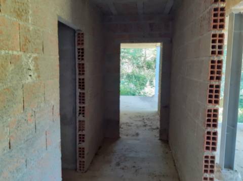 Terreno com Moradia Inacabada em Anais - Ponte de Lima