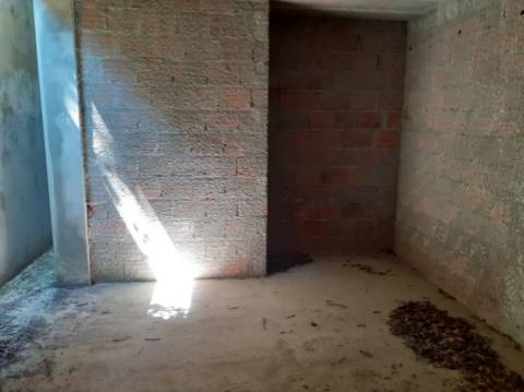 Terreno com Moradia Inacabada em Anais - Ponte de Lima