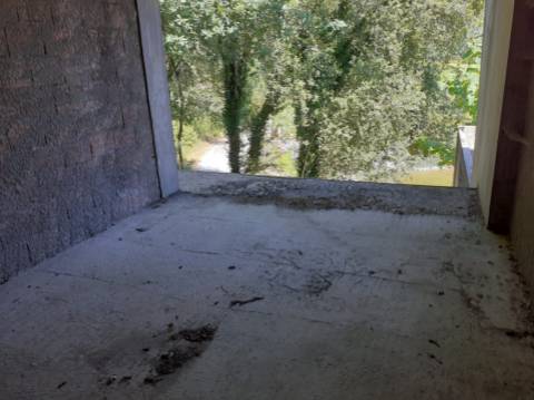 Terreno com Moradia Inacabada em Anais - Ponte de Lima