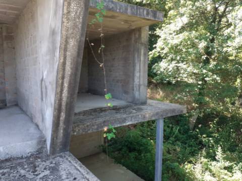 Terreno com Moradia Inacabada em Anais - Ponte de Lima