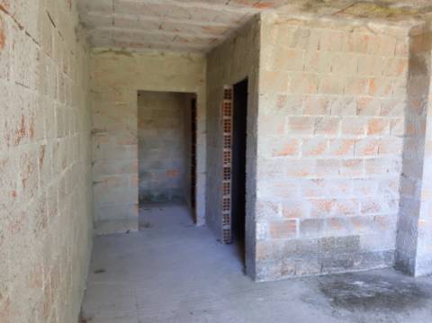 Terreno com Moradia Inacabada em Anais - Ponte de Lima