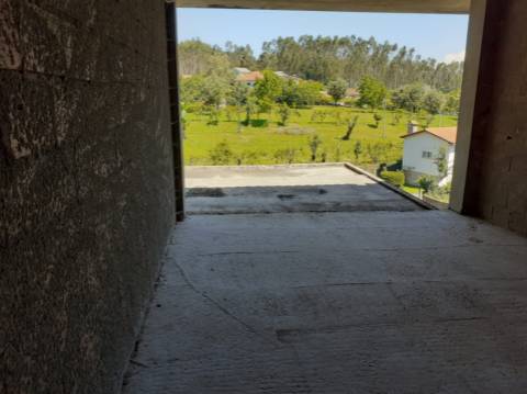 Terreno com Moradia Inacabada em Anais - Ponte de Lima