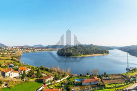 GUESTHOUSE e RESTAURANTE de LUXO com vistas ao Rio Douro.