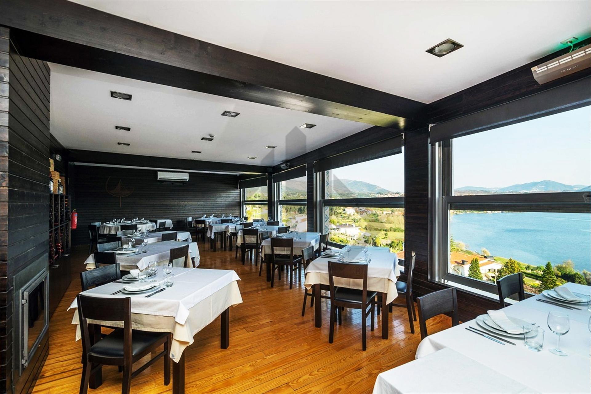 GUESTHOUSE e RESTAURANTE de LUXO com vistas ao Rio Douro.