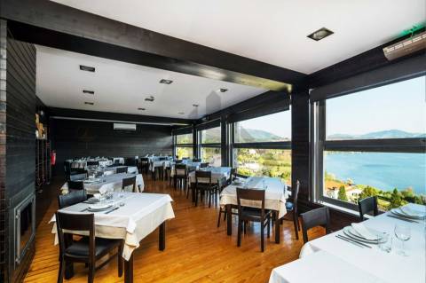 GUESTHOUSE e RESTAURANTE de LUXO com vistas ao Rio Douro.