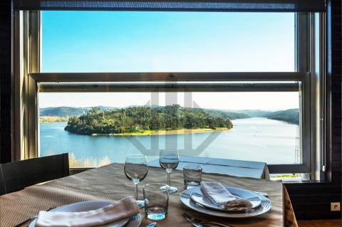 GUESTHOUSE e RESTAURANTE de LUXO com vistas ao Rio Douro.