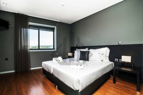 GUESTHOUSE e RESTAURANTE de LUXO com vistas ao Rio Douro.