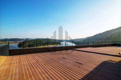 GUESTHOUSE e RESTAURANTE de LUXO com vistas ao Rio Douro.