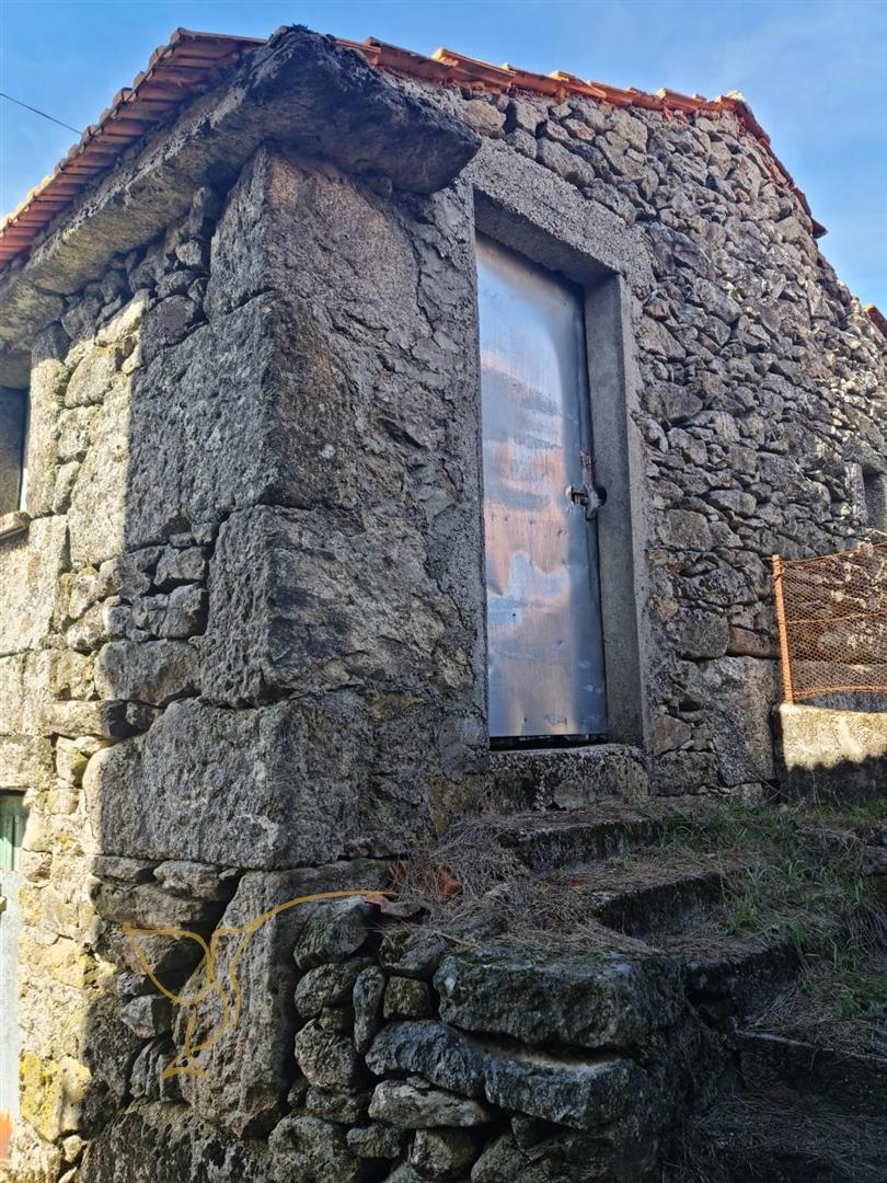 Moradia para restauro em Castro Laboreiro, Viana do Castelo