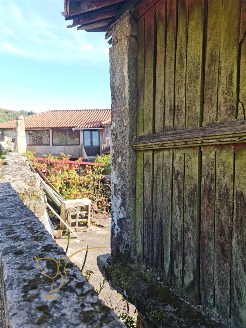 Moradia de Aldeia em Pedra Tradicional