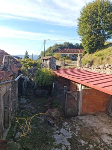 Moradia de Aldeia em Pedra Tradicional
