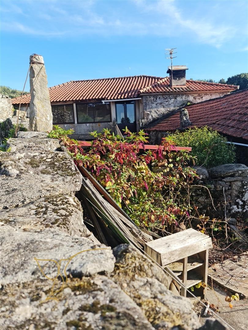 Moradia de Aldeia em Pedra Tradicional