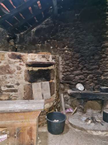 Moradia de Aldeia em Pedra Tradicional