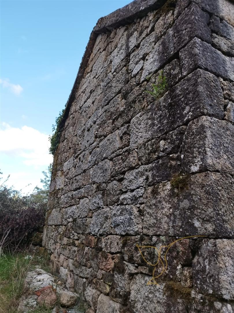 Moradia para restauro em Castro Laboreiro, Viana do Castelo