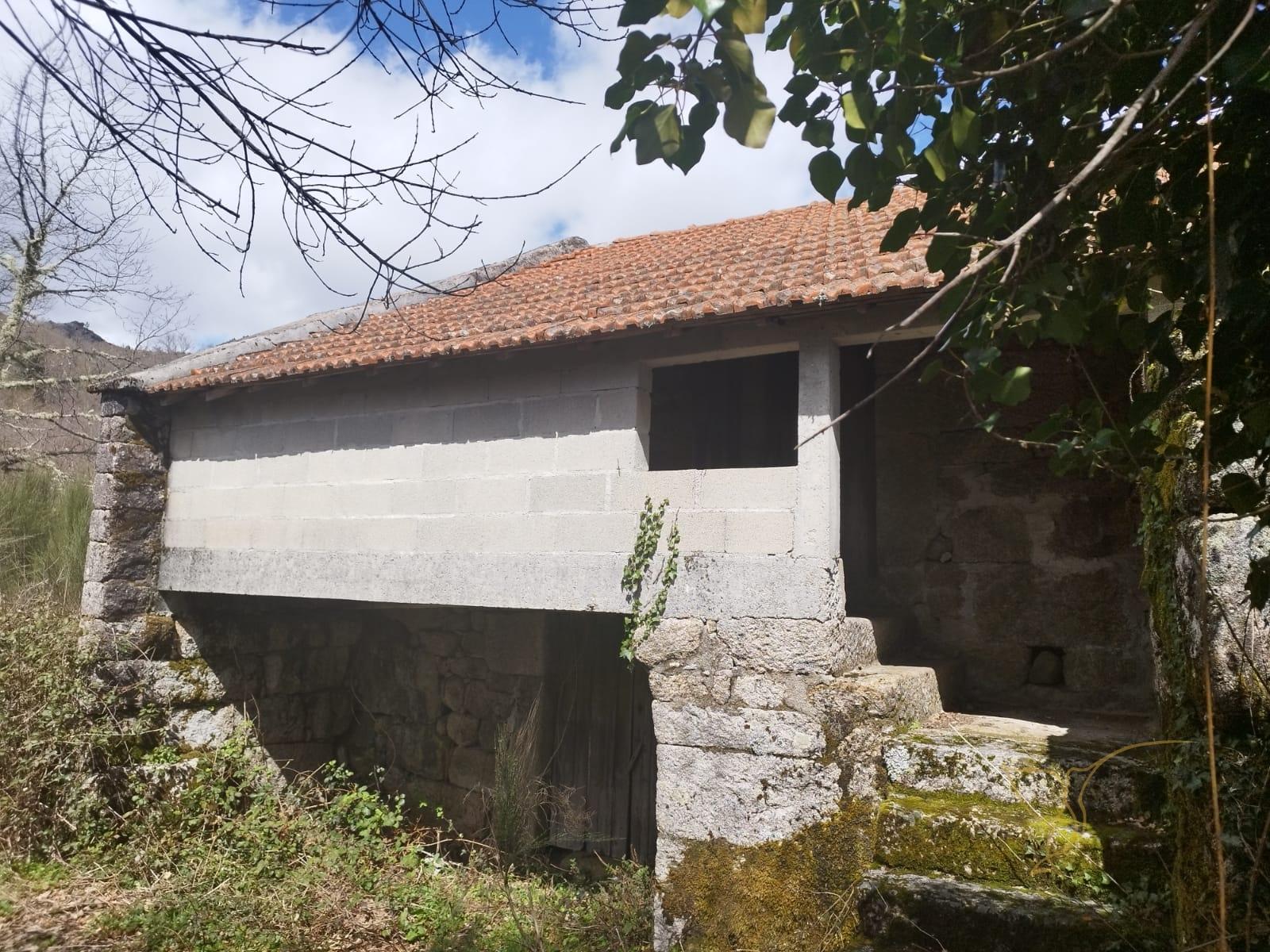 Moradia para restauro em Castro Laboreiro, Viana do Castelo