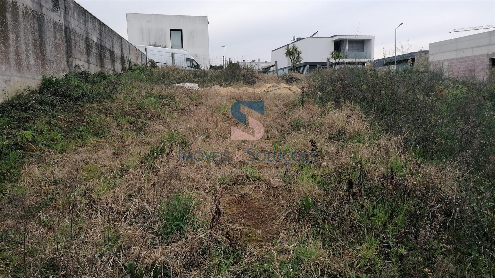 Terreno urbano com 665 m2 para construção de moradia