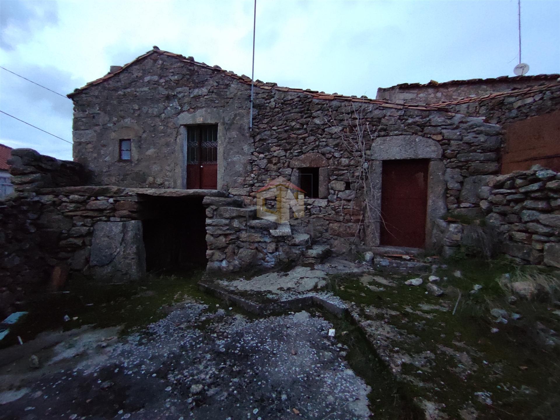 Vende-se moradia em pedra para restaurar em Aldeia Velha