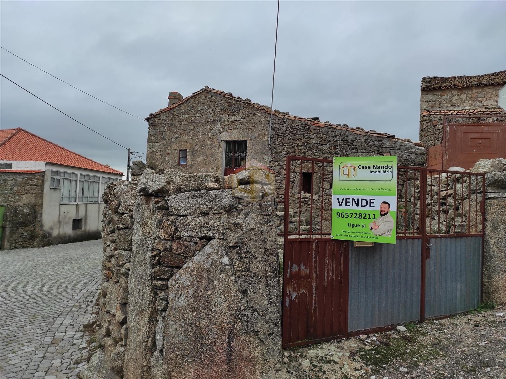 Vende-se moradia em pedra para restaurar em Aldeia Velha