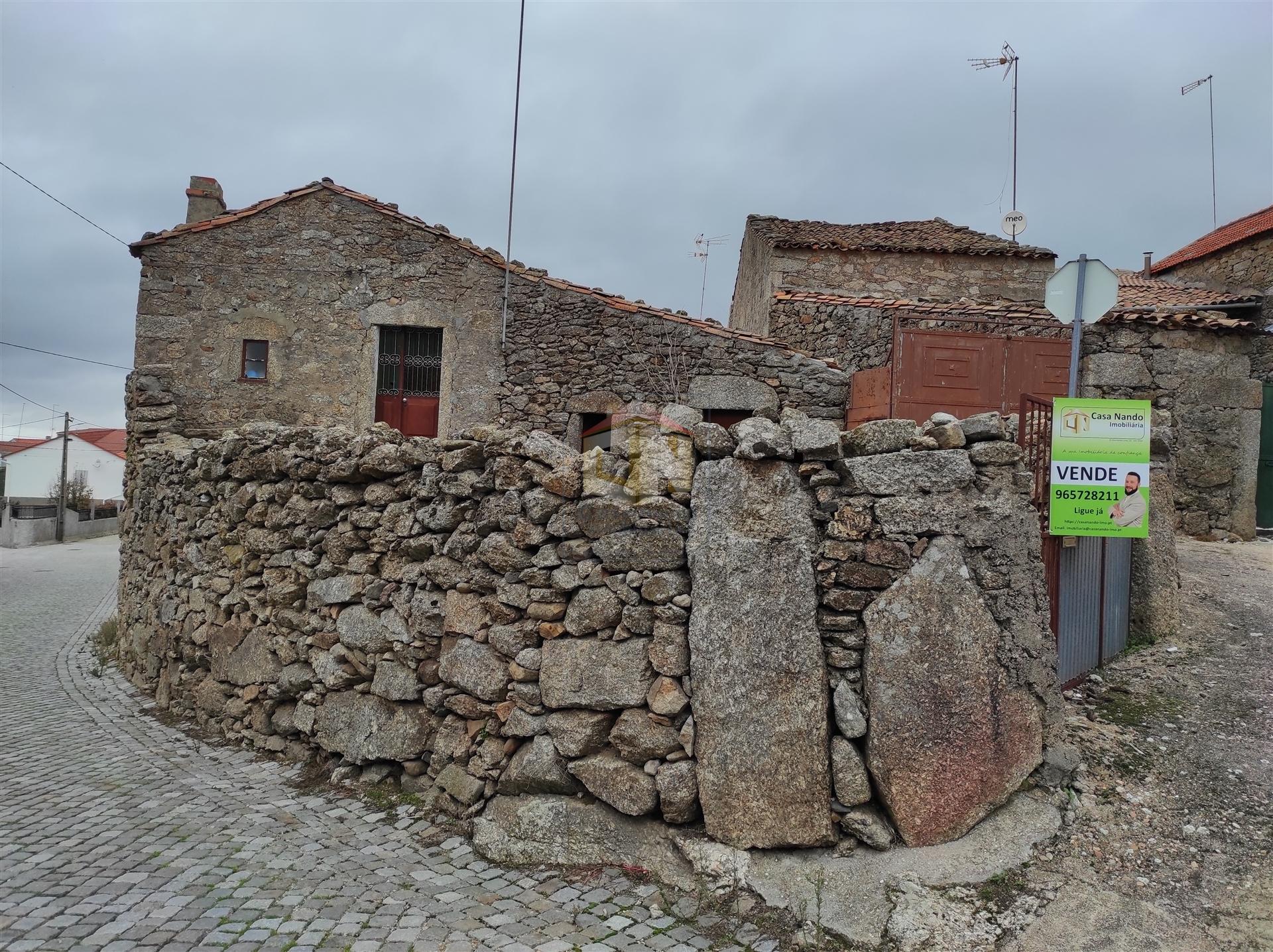 Vende-se moradia em pedra para restaurar em Aldeia Velha