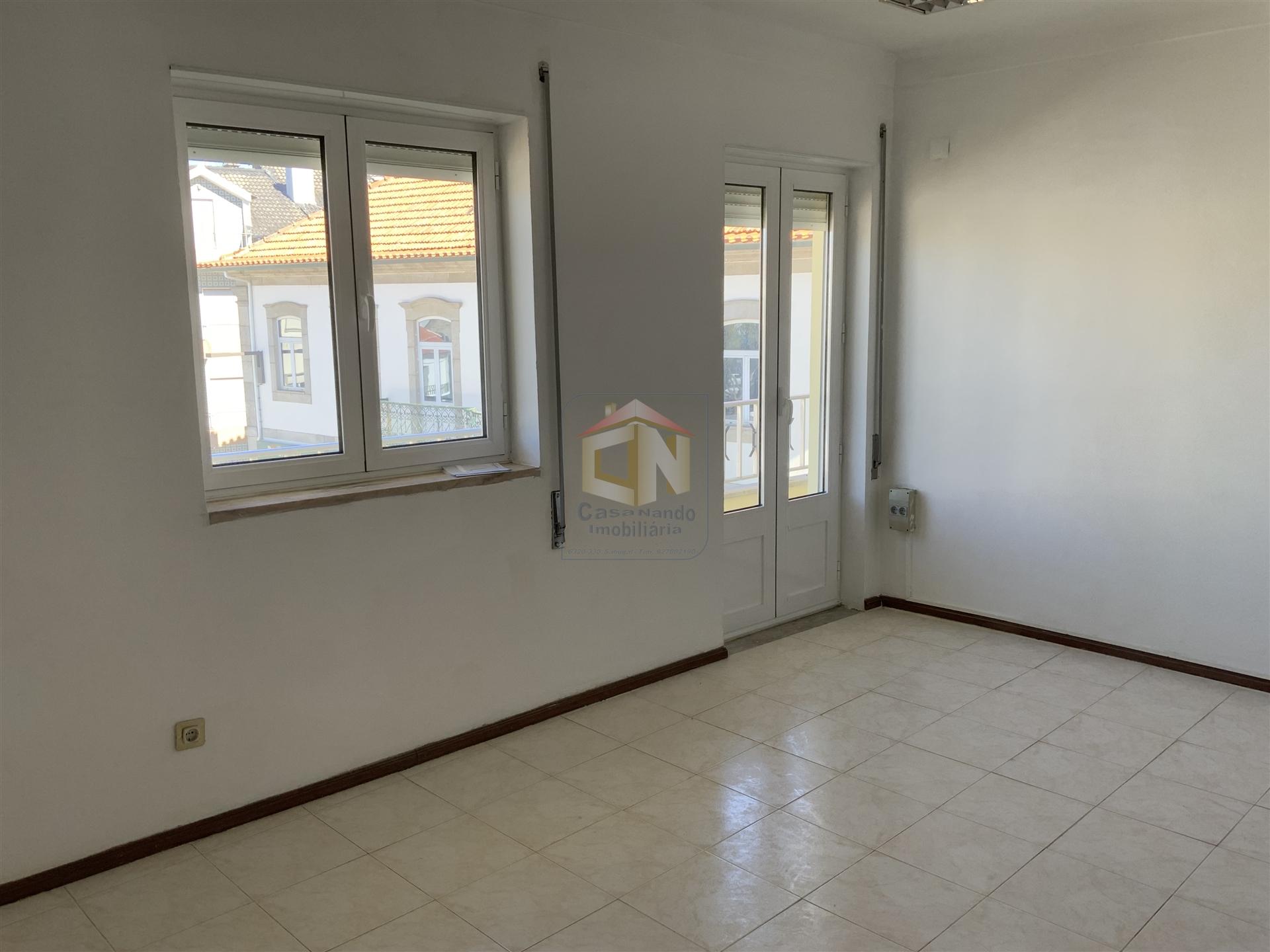 Vende-se apartamento T2 no centro do Sabugal