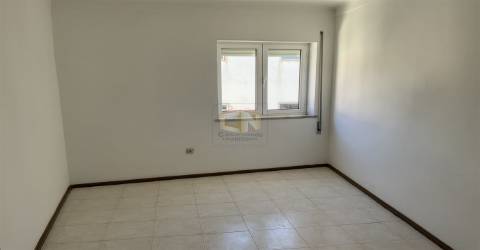 Vende-se apartamento T2 no centro do Sabugal