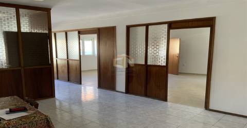 Vende-se escritório para actividades comerciais no Sabugal