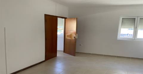 Vende-se escritório para actividades comerciais no Sabugal