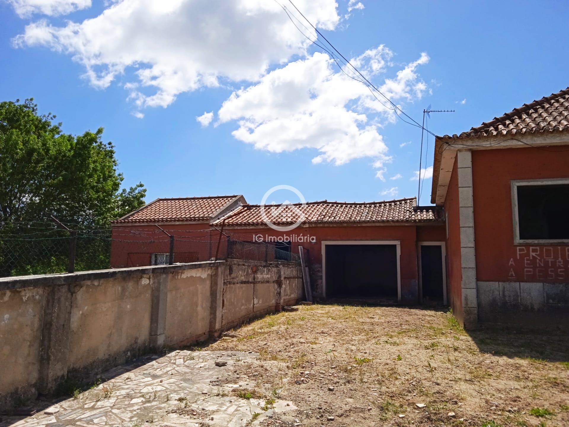 Terreno Aldeia Grande, Moradia para recuperar Setúbal, Terreno com moradia para recuperar Setúbal.