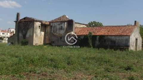 Setúbal- Quinta com moradia T7 para reabilitar e terreno com 10hc.