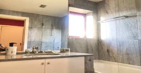 Apartamento T4+1 com garagem para 4 carros