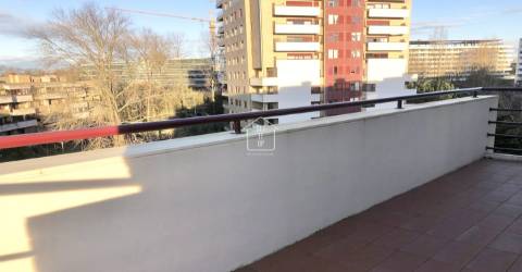 Apartamento T4+1 com garagem para 4 carros