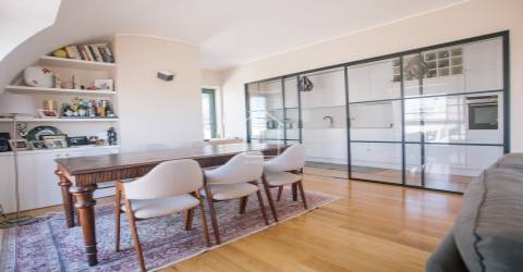 Apartamento T3 com 2 suítes, vistas para o rio e para o mar.