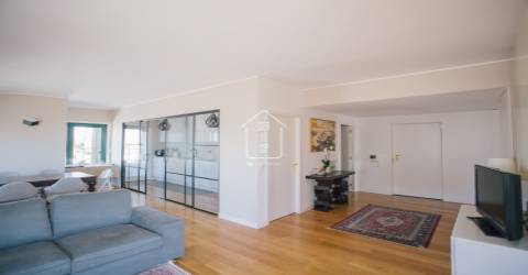 Apartamento T3 com 2 suítes, vistas para o rio e para o mar.