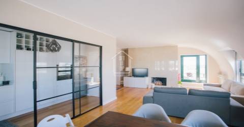 Apartamento T3 com 2 suítes, vistas para o rio e para o mar.