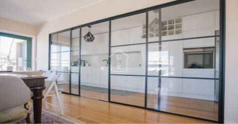 Apartamento T3 com 2 suítes, vistas para o rio e para o mar.