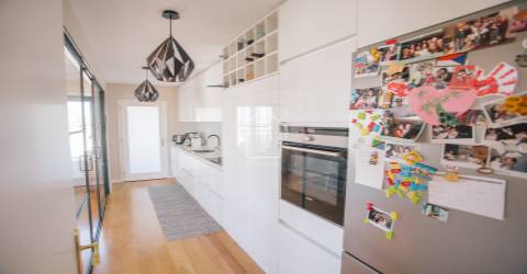 Apartamento T3 com 2 suítes, vistas para o rio e para o mar.