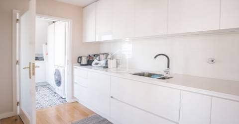 Apartamento T3 com 2 suítes, vistas para o rio e para o mar.