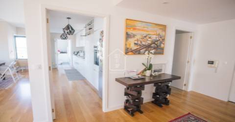 Apartamento T3 com 2 suítes, vistas para o rio e para o mar.