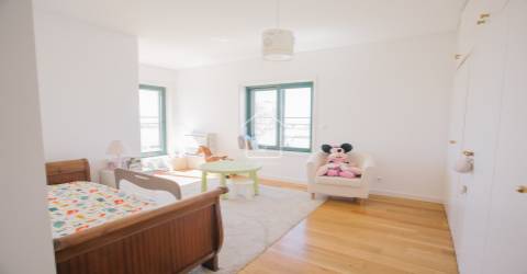 Apartamento T3 com 2 suítes, vistas para o rio e para o mar.