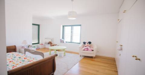 Apartamento T3 com 2 suítes, vistas para o rio e para o mar.