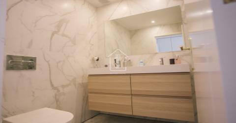 Apartamento T3 com 2 suítes, vistas para o rio e para o mar.