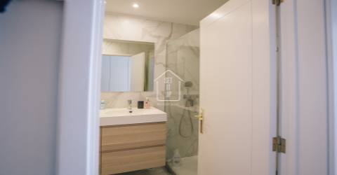 Apartamento T3 com 2 suítes, vistas para o rio e para o mar.